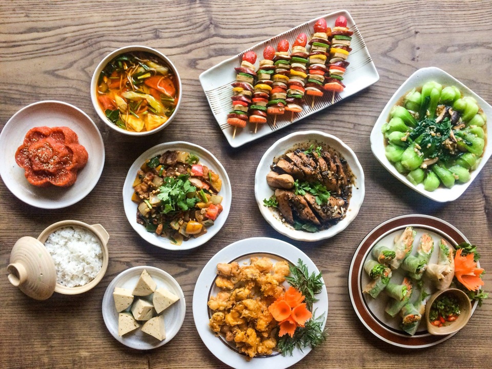 Mùa vu lan: Hàng chay "đắt như tôm tươi" - 2
Tuy là món chay nhưng mâm cỗ được trang điểm rất bắt mắt, vị ngon thanh đặc biệt hấp dẫn.
