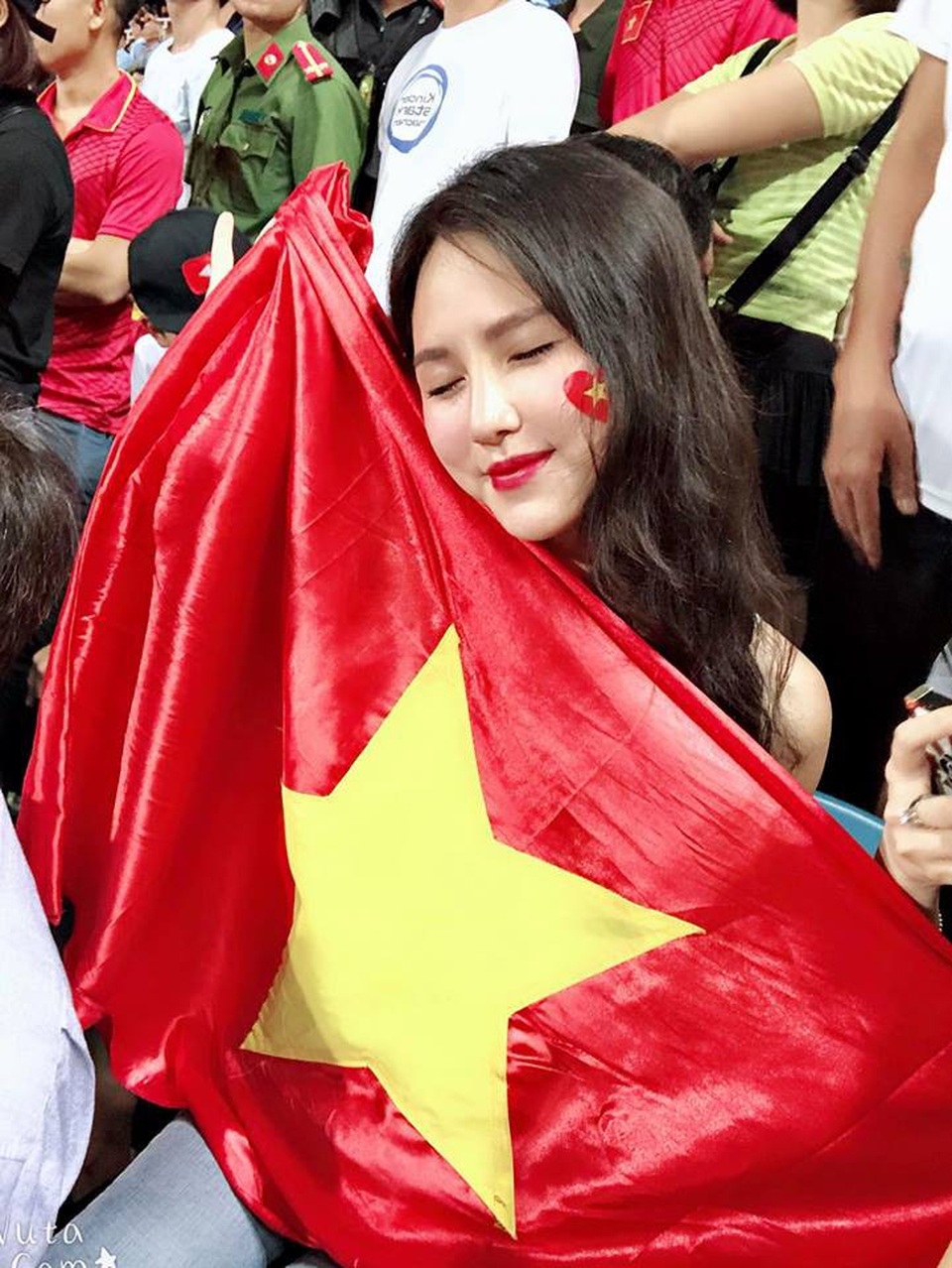 U23 Việt Nam vô địch cúp Tứ hùng: "Đứng hình" với dàn hot girl "thả tim" trên sân - 5 U23 Việt Nam vô địch cúp Tứ hùng: "Đứng hình" với dàn hot girl "thả tim" trên sân - 5