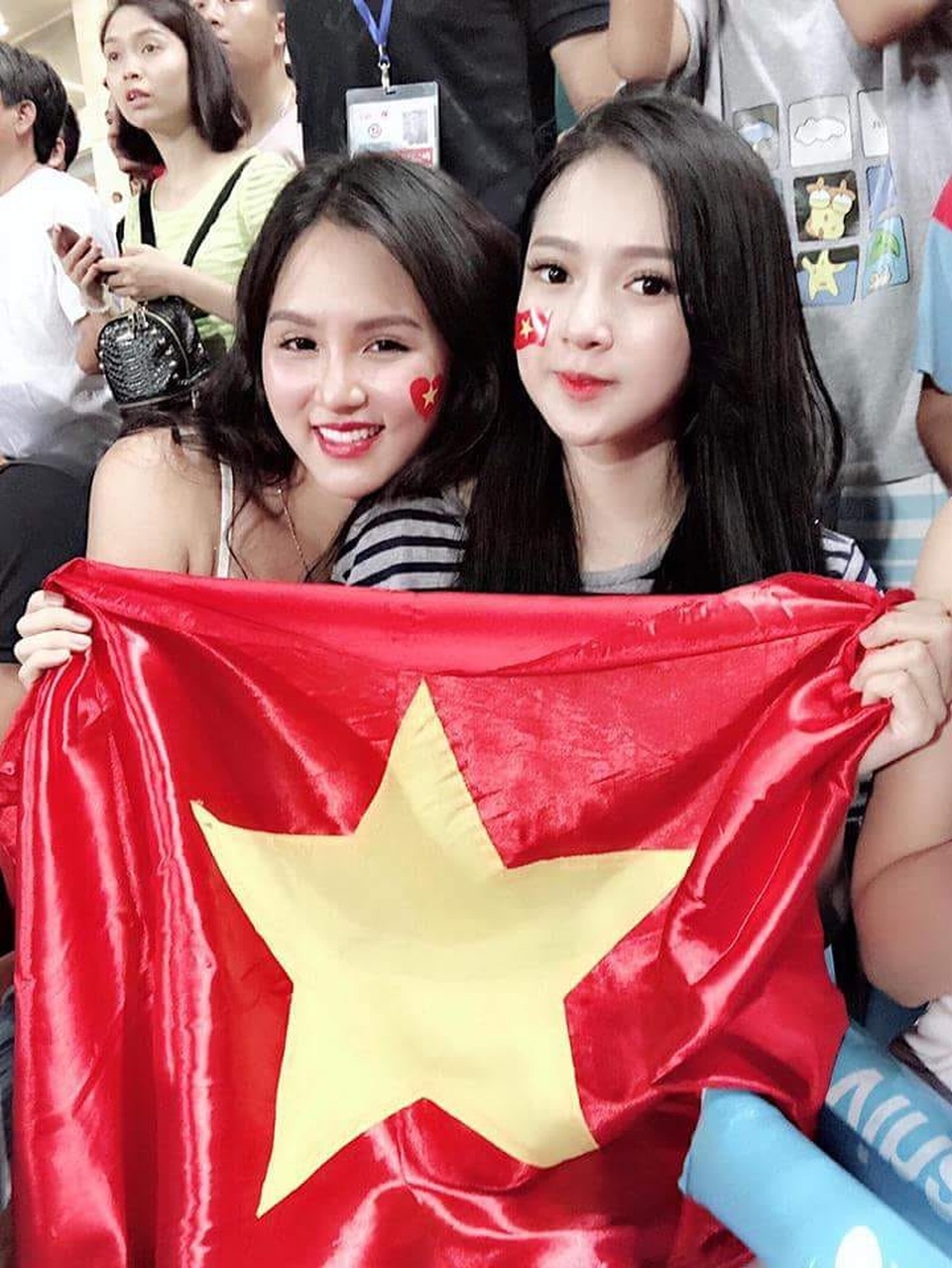 U23 Việt Nam vô địch cúp Tứ hùng: "Đứng hình" với dàn hot girl "thả tim" trên sân - 11 U23 Việt Nam vô địch cúp Tứ hùng: "Đứng hình" với dàn hot girl "thả tim" trên sân - 11