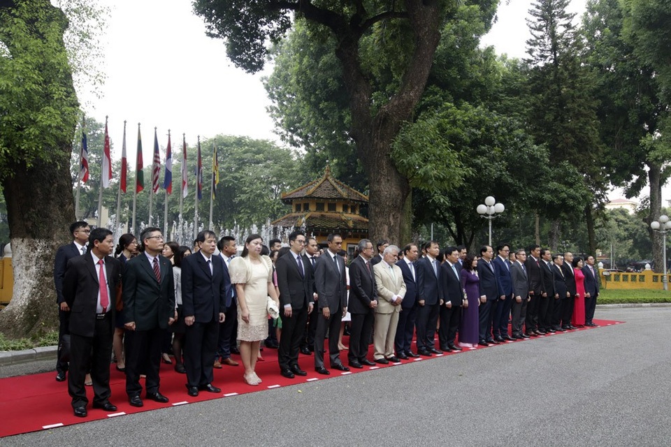 Các Đại sứ, đại diện các nước ASEAN và Ngoại giao đoàn có mặt tại trụ sở Bộ Ngoại giao chuẩn bị cử hành Lễ thượng cờ ASEAN.