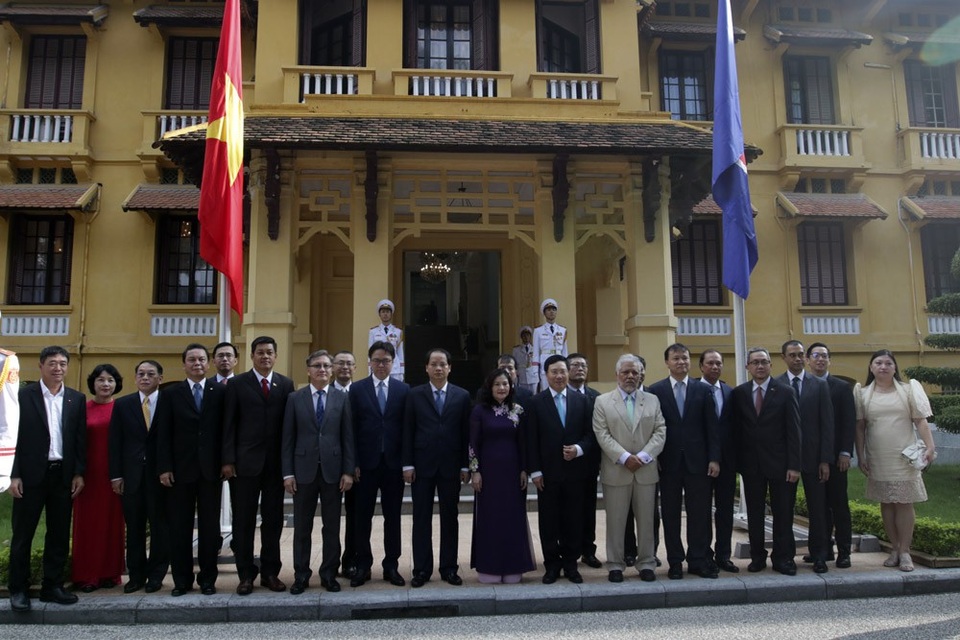 
Phó Thủ tướng, Bộ trưởng Bộ Ngoại giao Việt Nam Phạm Bình Minh chụp ảnh lưu niệm cùng các Đại sứ, đại diện các nước ASEAN và Ngoại giao đoàn.
