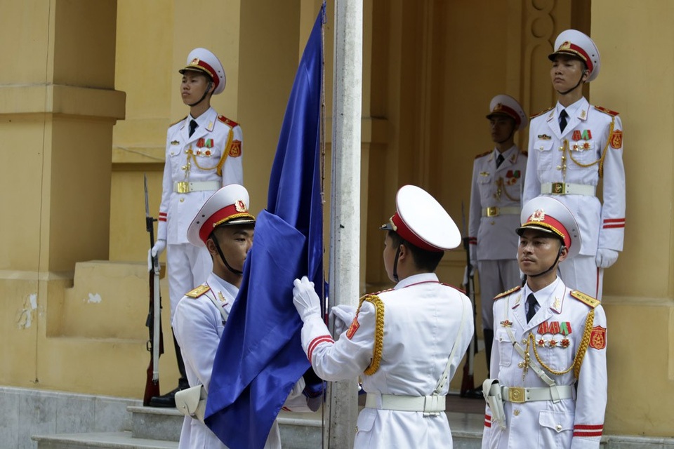 Lá cờ ASEAN mang 4 màu xanh, đỏ, trắng, vàng, với biểu tượng bó lúa 10 thân ở giữa để thể hiện tình hữu nghị, đoàn kết, thống nhất giữa các nước thành viên và khát vọng hòa bình, ổn định, phát triển thịnh vượng của cả khối.