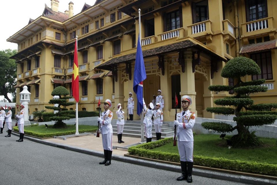 Lá cờ ASEAN dần dần được kéo lên bên cạnh lá cờ Việt Nam.