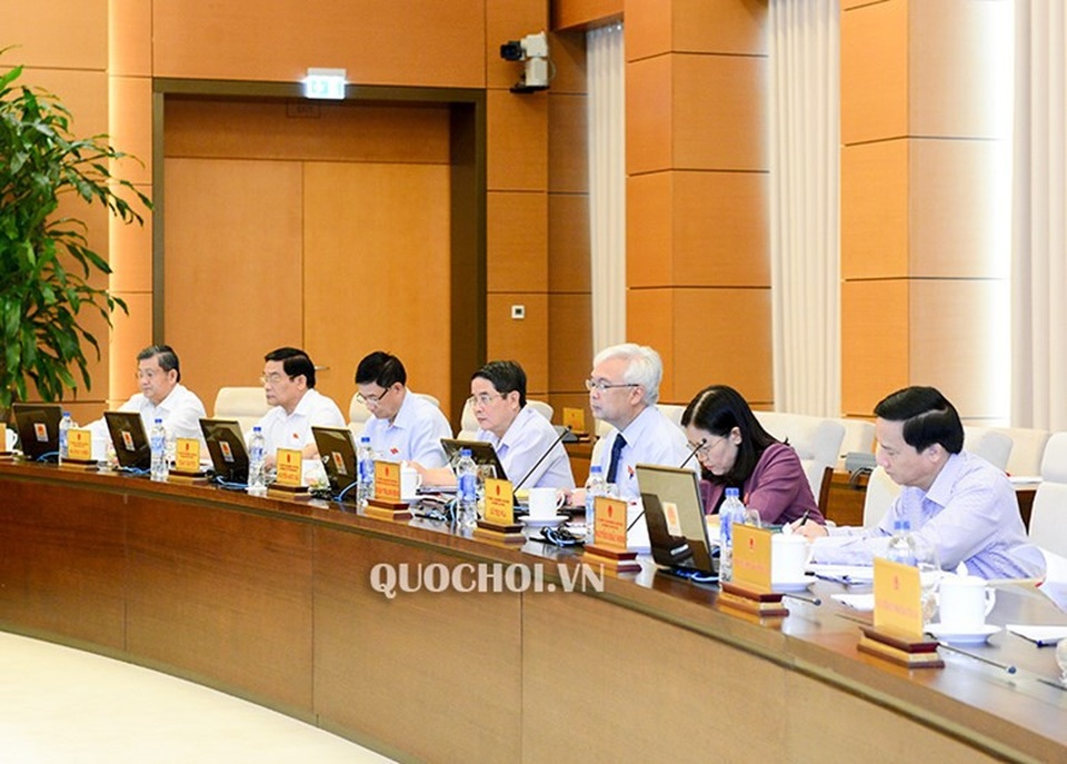 Tự chủ gắn với trách nhiệm giải trình của trường đại học - 2 Ông Phan Thanh Bình - Chủ nhiệm UB Văn hoá, Giáo dục của Quốc hội (thứ 3 từ phải sang) báo cáo giải trình, tiếp thu dự án luật