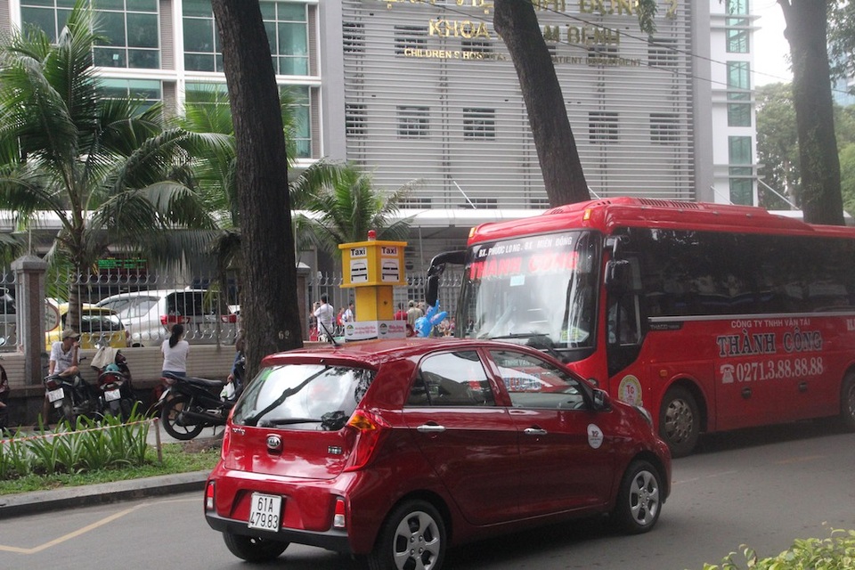 TPHCM: Bến taxi “ế khách” trong ngày đầu khai trương - 3 Xe khách liên tỉnh chạy qua bệnh viện Nhi đồng 2