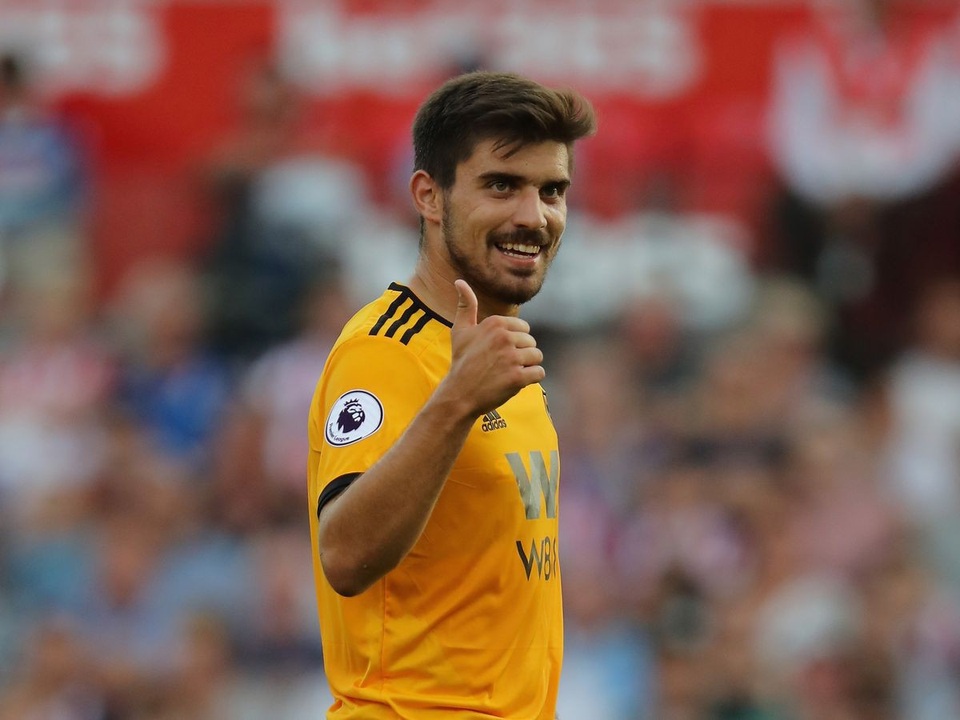10 ngôi sao trẻ đáng theo dõi nhất Premier League mùa 2018/19 - 3
Thực tế, không phải bây giờ, người ta mới biết đến Ruben Neves. Cầu thủ này từng được xem là thần đồng của bóng đá Bồ Đào Nha. Anh từng là cầu thủ trẻ nhất cán mốc 50 trận cho Porto và là người trẻ nhất đeo băng đội trưởng của Porto ở Champions League (ở tuổi 19). Nhờ mối quan hệ với siêu cò Jorge Mendes, Wolves đã bất ngờ sở hữu Ruben Neves (người trước đó được MU, Chelsea, Arsenal, Liverpool theo đuổi). Trong vai trò nhạc trưởng, anh đã đóng vai trò quan trọng giúp Wolves vô địch giải hạng Nhất và trở lại Premier League.