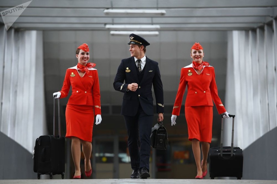Đội ngũ tiếp viên phi hành đoàn của hãng hàng không Aeroflot xuất hiện tại sân bay Sheremetyevo, Nga.
