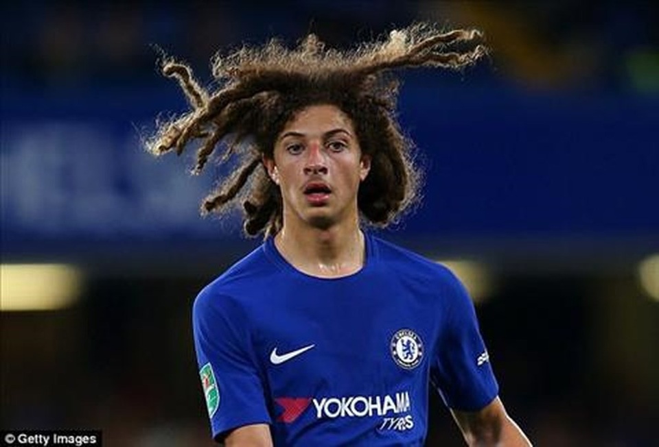 10 ngôi sao trẻ đáng theo dõi nhất Premier League mùa 2018/19 - 10
Ethan Ampadu là tài năng trẻ của lò đào tạo Chelsea. Thậm chí, ở tuổi 17, cầu thủ này đã được khoác áo đội tuyển xứ Wales. Trong đợt giao hữu trước mùa giải, Ethan Ampadu đã được HLV Sarri để ý tới. Cầu thủ này hoàn toàn có thể được sử dụng nhiều hơn ở đội 1 Chelsea mùa giải tới.