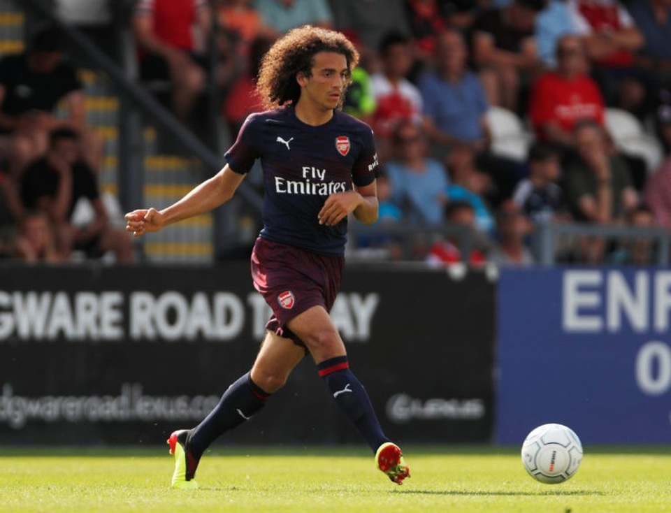 10 ngôi sao trẻ đáng theo dõi nhất Premier League mùa 2018/19 - 5
Matteo Guendouzi được xem là tài năng trẻ sáng giá ở lò đào tạo Lorient và chắc suất đá chính ở CLB này. Dù vậy, cầu thủ tóc xù đã quyết định ra đi vì mâu thuẫn với HLV Mickael Landreau. Tới Arsenal, Matteo Guendouzi hứa hẹn sẽ tiếp tục phát triển tài năng của mình. Cầu thủ này sở hữu thể hình cao to, với khả năng tranh chấp tốt. Bên cạnh đó, khả năng chuyền bóng của cầu thủ này cũng được đánh giá cao.