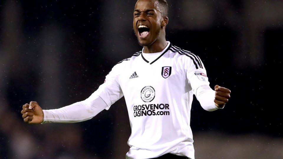10 ngôi sao trẻ đáng theo dõi nhất Premier League mùa 2018/19 - 6
Mùa giải trước, Ryan Sessegnon đã thi đấu tuyệt hay ở Fulham. Ở tuổi 17, cầu thủ này đã có chỗ đứng vững chắc trong đội hình của CLB này. Với khả năng xuyên phá cực tốt bên cánh trái (có thể thi đấu mọi vị trí ở cánh trái, từ hậu vệ đến tiền đạo). Sự tỏa sáng của Ryan Sessegnon đã giúp Fulham thăng hạng, còn anh nhận giải Cầu thủ xuất sắc nhất Championship. Đó là điều đáng nể với cầu thủ mới bước sang tuổi 18.