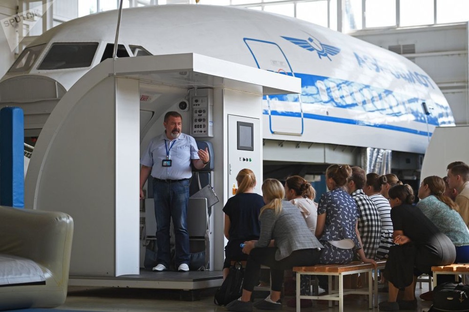 Các học viên tại trung tâm huấn luyện Voda-Susha chăm chú lắng nghe một bài giảng.