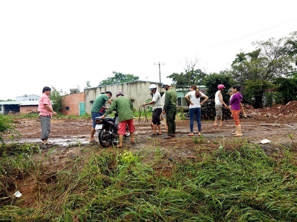 Hai thanh niên lao xe xuống dòng nước xiết trong mưa lớn, 1 người tử vong - 2
Người dân tiến hành trục vớt chiếc xe từ dưới dòng suối Blin.