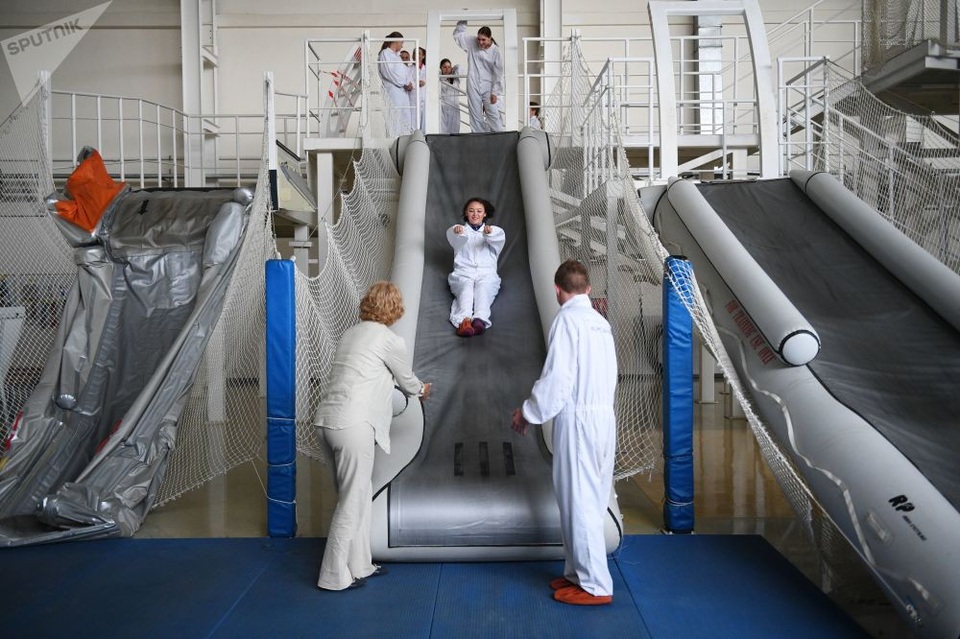 Họ sẽ trải qua nhiều khóa huấn luyện từ đơn giản đến phức tạp như tập trượt tại máng trượt thoát hiểm trong trường hợp nguy cấp xảy ra.