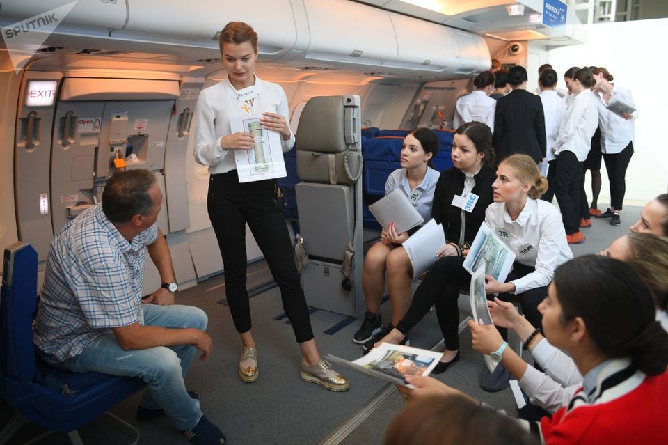 Các nữ học viên trong một khóa đào tạo phi hành đoàn.