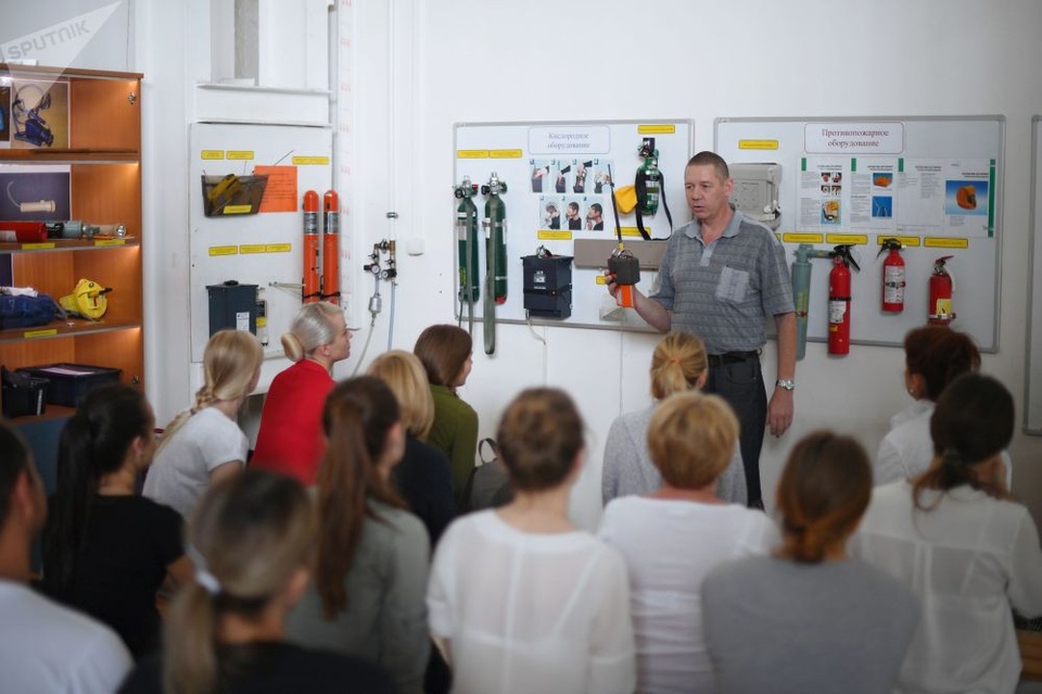 Các học viên lắng nghe quy tắc an toàn cháy nổ trên máy bay.