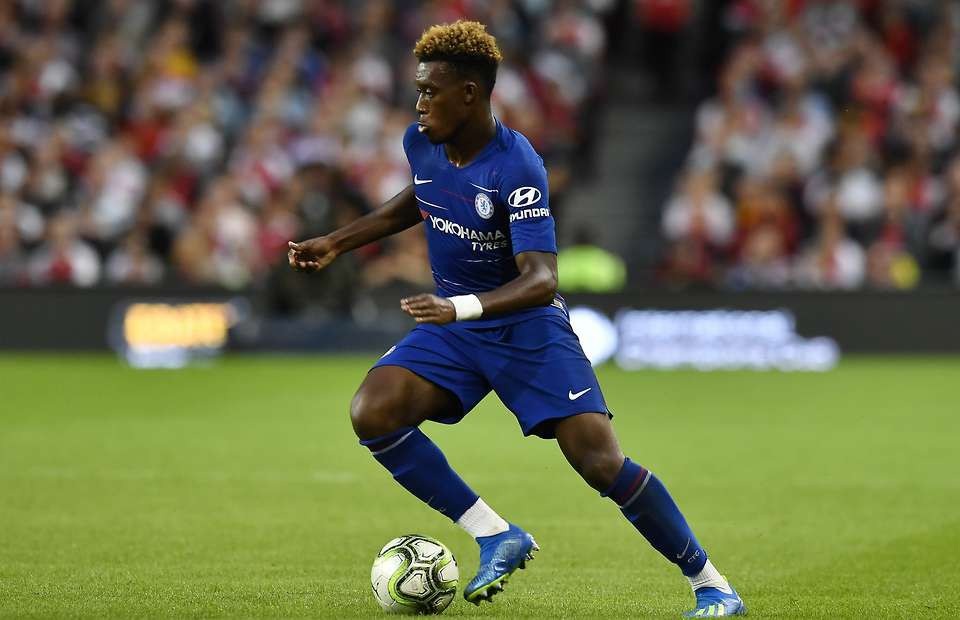 10 ngôi sao trẻ đáng theo dõi nhất Premier League mùa 2018/19 - 2
Ở tuổi 17, Callum Hudson-Odoi đã xuất hiện ở FA Cup mùa giải trước. Tới loạt trận giao hữu trước mùa giải, tài năng trẻ sinh năm 2000 đã cho thấy tiến bộ rõ rệt. Không phải ngẫu nhiên mà các đồng đội như Azpilicueta, Morata đều tấm tắc khen ngợi tài năng của tiền đạo trẻ này. Callum Hudson-Odoi sở hữu đôi chân nhanh nhẹn, với khả năng rê bóng rất tốt. HLV Sarri cũng đã hứa sẽ trao cơ hội nhiều hơn cho “măng non” của CLB ở mùa giải tới.