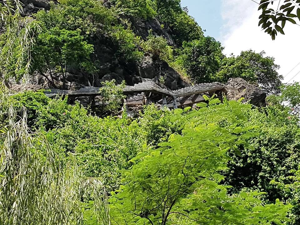 Vùng di sản bị công trình “khủng” xâm hại khó trở về nguyên trạng - 2 Hệ thống dầm án ngữ trên lừng chừng núi rất khó tháo dỡ.