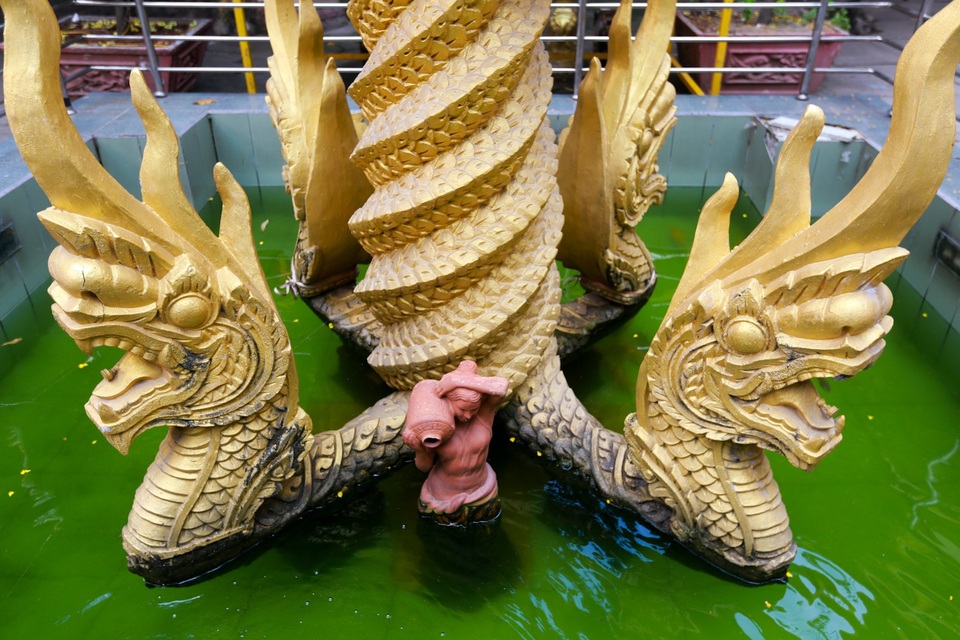 Độc đáo ngôi chùa kiến trúc Khmer đầu tiên ở Sài Gòn - 11 Hình ảnh rắn thần Naga giữa sân chùa.