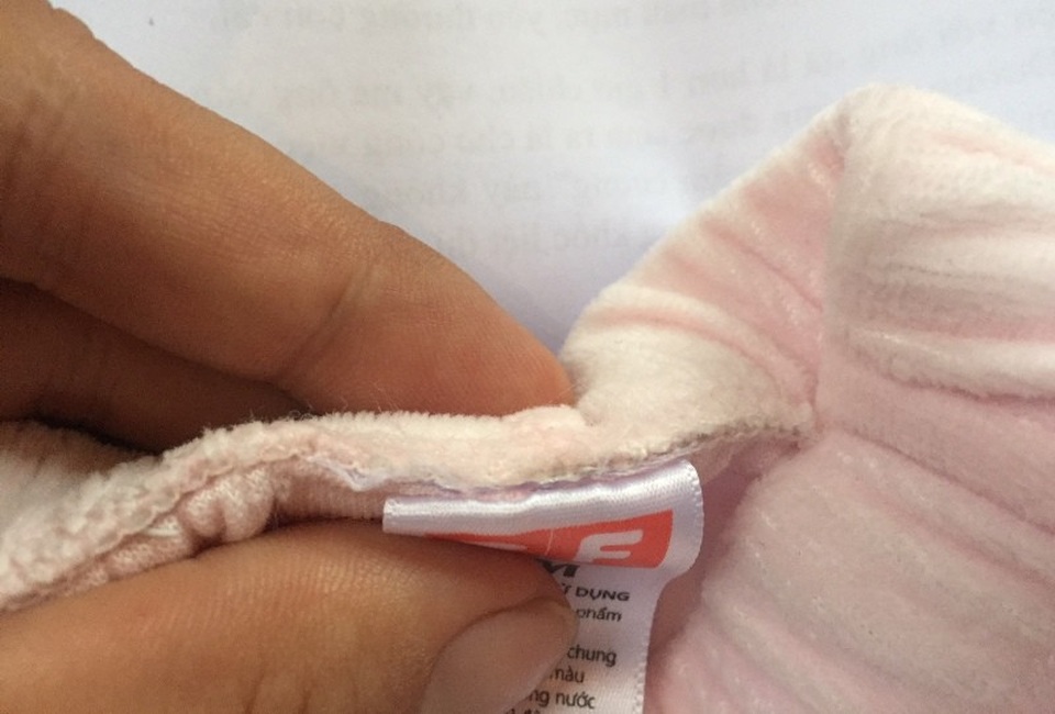 Vụ Con Cưng: Cục Quản lý Thị trường tiếp xúc với người "tố" - 1 Sản phẩm quần áo trẻ em ông Trương Đình Công Vĩnh mua tại một cửa hàng của Con Cưng có dấu hiệu bị cắt tem nhãn, ảnh chụp ngày 8/8. Ảnh: Đại Việt
