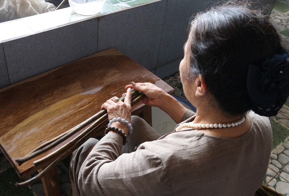 Người phụ nữ dệt lụa từ tơ sen đầu tiên ở Hà Nội - 2
Ý tưởng sản xuất vải lụa từ tơ sen được nghệ nhân Thuận ấp ủ từ lâu, sau hai năm vừa nghiên cứu vừa thử nghiệm, nghệ nhân Thuận đã cho ra lò những chiếc khăn quàng cổ đầu tiên được sản xuất từ sợi tơ của sen.