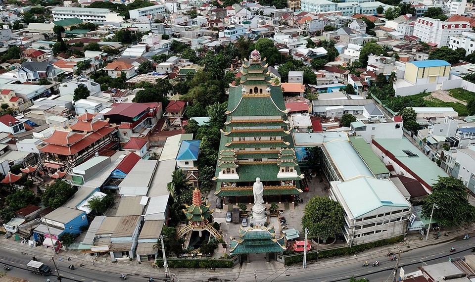 Ngôi chùa có chánh điện cao nhất Việt Nam đẹp như tranh ở Sài Gòn - 1 Chùa Vạn Đức nằm trên đường Tô Ngọc Vân, quận Thủ Đức, TPHCM được xây dựng từ năm 1954.