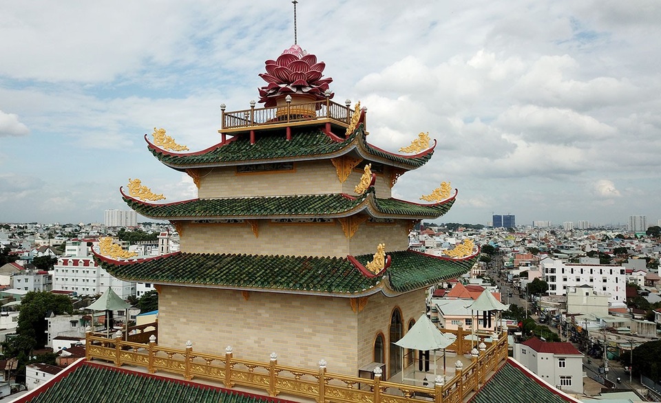 Ngôi chùa có chánh điện cao nhất Việt Nam đẹp như tranh ở Sài Gòn - 2
Chùa nằm cách trung tâm thành phố khoảng 15 km, là địa điểm thu hút tăng ni phật tử và du khách vì có chánh điện cao nhất Việt Nam.