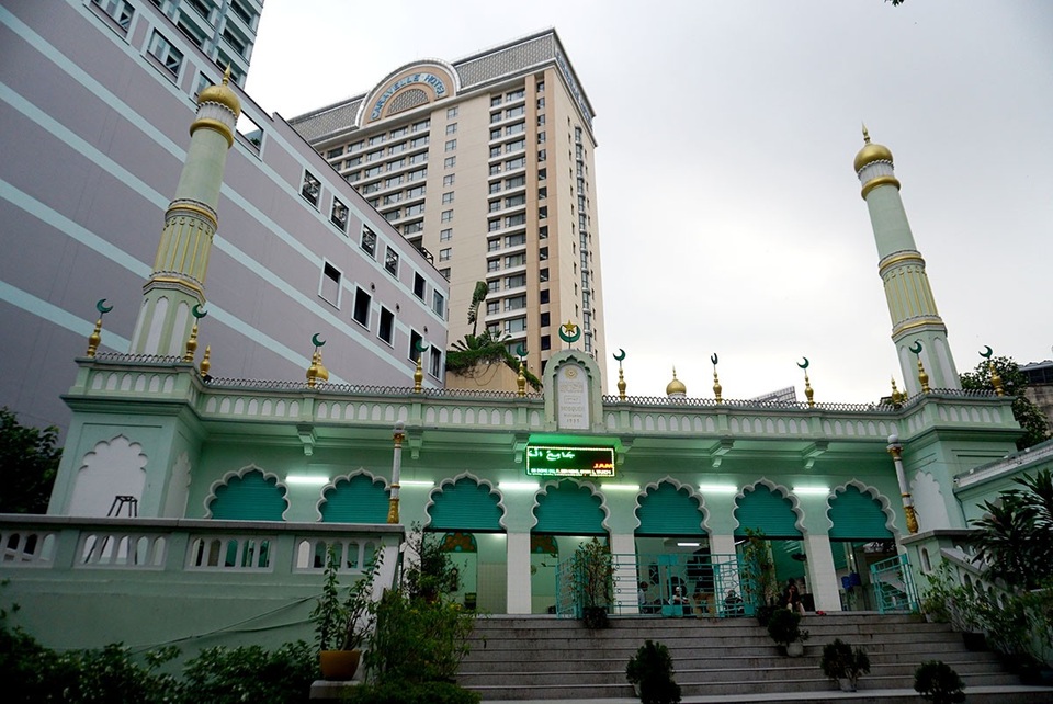 Thánh Đường Hồi giáo gần 1 thế kỷ giữa Sài Gòn - 1 Thánh đường Jamia Al-Musulman được xây dựng từ năm 1935, tọa lạc ở số 66, đường Đông Du, quận 1, TPHCM .