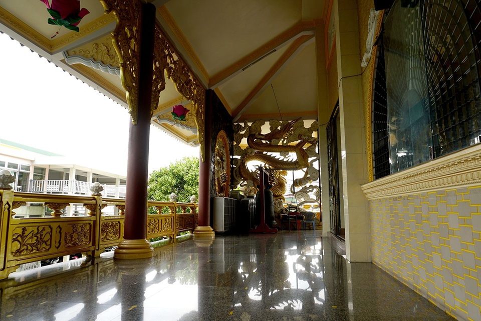 Ngôi chùa có chánh điện cao nhất Việt Nam đẹp như tranh ở Sài Gòn - 14 Dọc lối đi hành lang, cầu thang đều được làm bằng thép trắng, xi măng và đá granite.