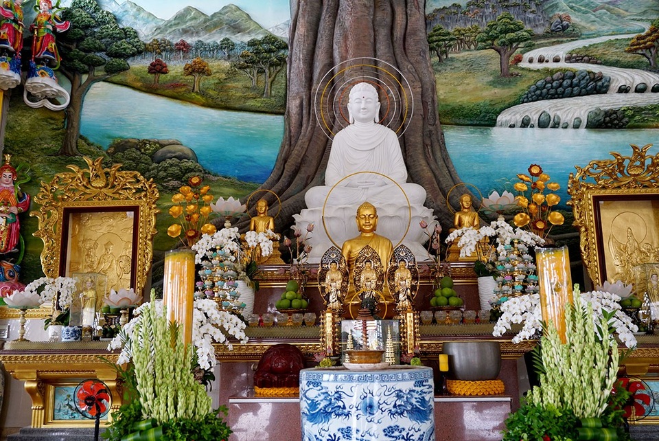 Ngôi chùa có chánh điện cao nhất Việt Nam đẹp như tranh ở Sài Gòn - 8 Nội điện tôn trí tượng Phật Thích Ca và Tam thế Phật.