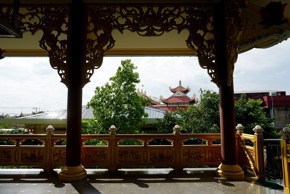 Ngôi chùa có chánh điện cao nhất Việt Nam đẹp như tranh ở Sài Gòn - 9 Khung cảnh đẹp như tranh ở chùa Vạn Đức.