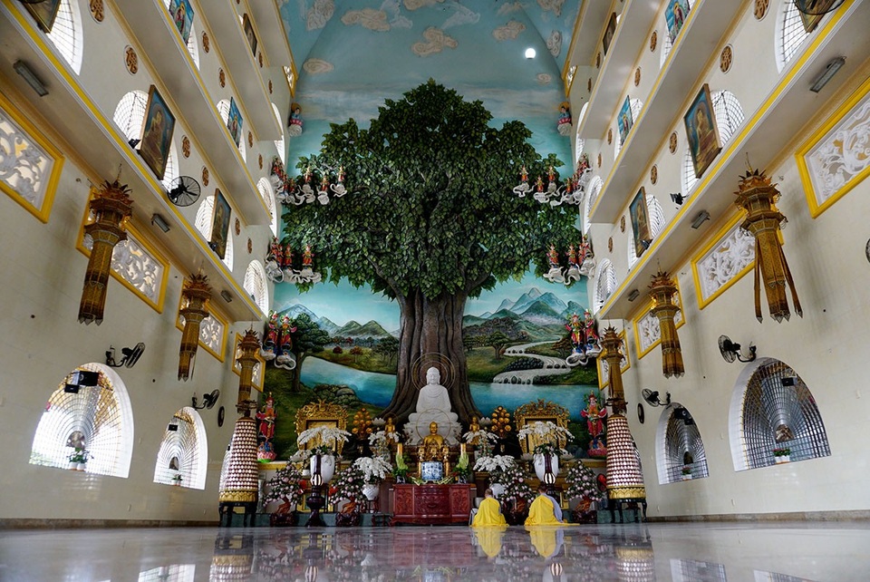 Ngôi chùa có chánh điện cao nhất Việt Nam đẹp như tranh ở Sài Gòn - 6 Bên trong nội điện thờ Phật rộng rãi, trần cao gần 40m.
