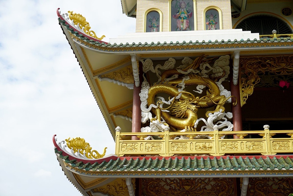 Ngôi chùa có chánh điện cao nhất Việt Nam đẹp như tranh ở Sài Gòn - 5
Bên ngoài, mỗi góc chánh điện lại được bài trí các tượng Phật, Quan thế âm, thần Hộ Pháp, rồng... Hình ảnh hoa sen cách điệu được trang trí ở rất nhiều nơi trong chùa.