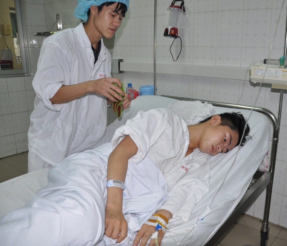 Chàng trai tuổi 20 xin mẹ "đừng bắt con phải chết" vì thiếu 50 triệu đồng - 4 Sự sống của Phương phụ thuộc vào việc em có được phẫu thuật hay không.