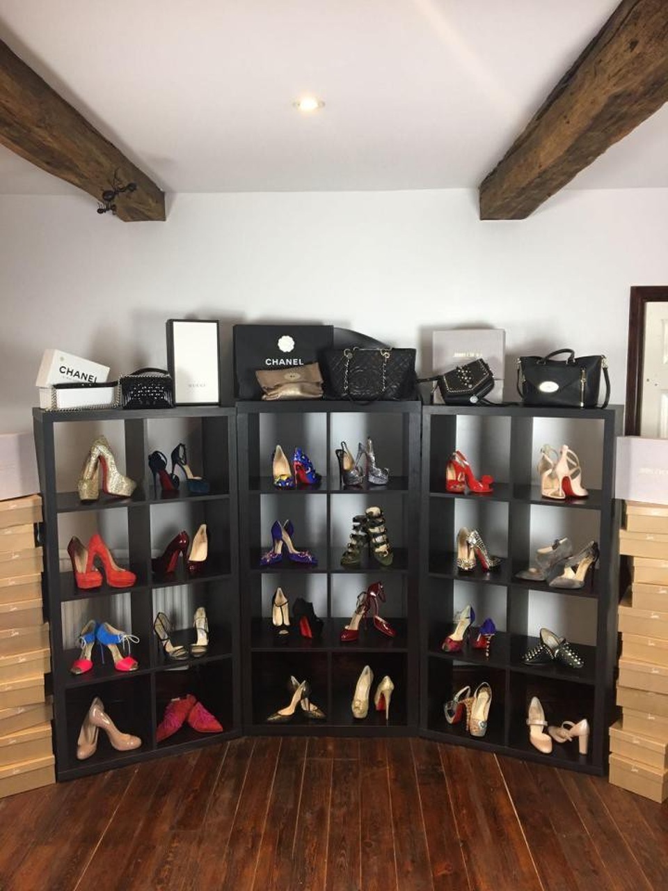 Bán giày hàng hiệu second-hand, mẹ bỉm sữa kiếm 2 tỷ đồng/năm - 1 Mẹ bỉm sữa Charlotte Jones có niềm đam mê vô tận với những đôi giày thiết kế. (Nguồn: TRIANGLE NEWS)