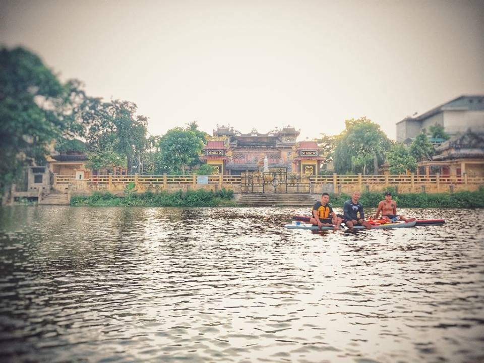Giới trẻ Huế hào hứng với trò chơi “lướt ván đứng” trên sông Hương - 10 Nhiều khung cảnh của Huế như đình làng cổ,