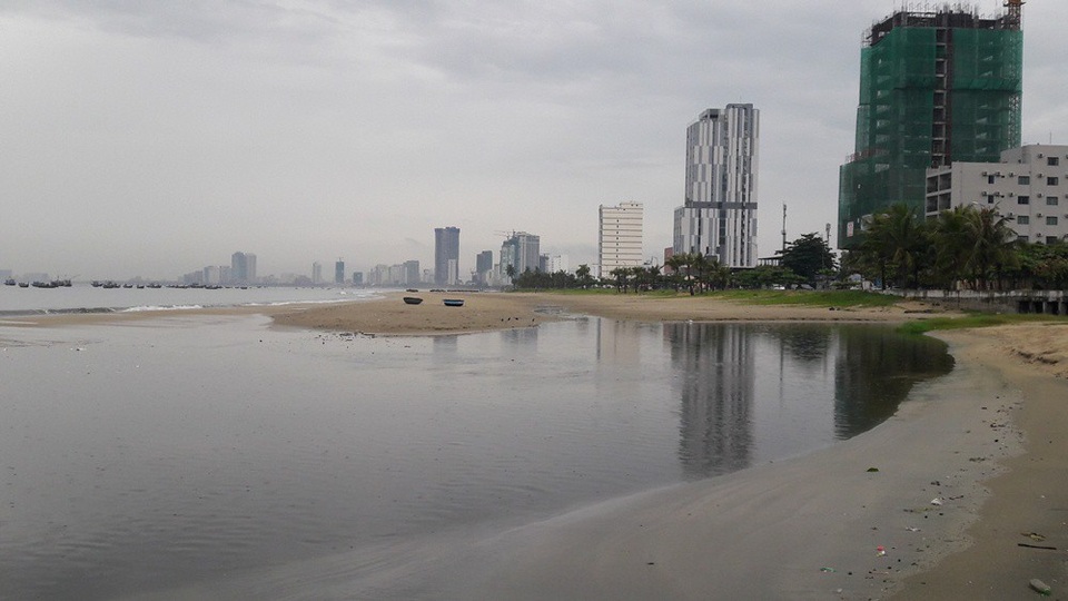 Đà Nẵng: Mưa lớn, nước thải chưa qua xử lý lại tràn ra biển - 4 Nước thải chưa qua xử lý có màu đen sì và bốc mùi hôi tràn ra biển Đà Nẵng trong ngày 9/8