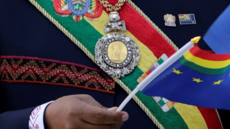 Huân chương bằng vàng của Tổng thống Bolivia bị đánh cắp tại phố đèn đỏ - 1 Huân chương bằng vàng trang trí bằng ngọc lục bảo của cùng dải băng đeo của Tổng thống Bolivia (Ảnh: Reuters)