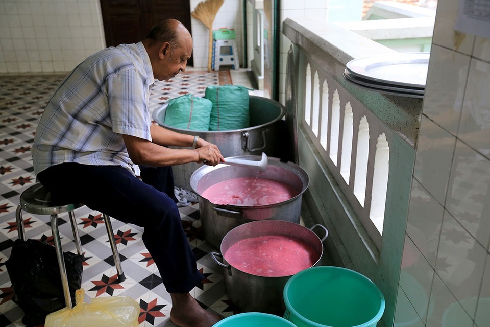 Thánh Đường Hồi giáo gần 1 thế kỷ giữa Sài Gòn - 11 Người đàn ông nấu đồ ăn để phục vụ tín đồ đến hành lễ.
