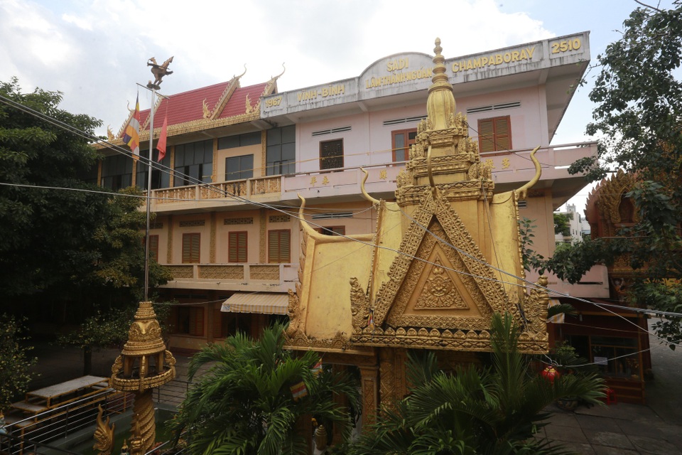Độc đáo ngôi chùa kiến trúc Khmer đầu tiên ở Sài Gòn - 1 Chùa Chantarangsay nằm dọc bờ kênh Nhiêu Lộc- Thị Nghè, quận 3, TPHCM được xây dựng từ năm 1946, là ngôi chùa mang nét kiến trúc độc đáo của nền văn hóa Khmer miền Tây Nam bộ.
