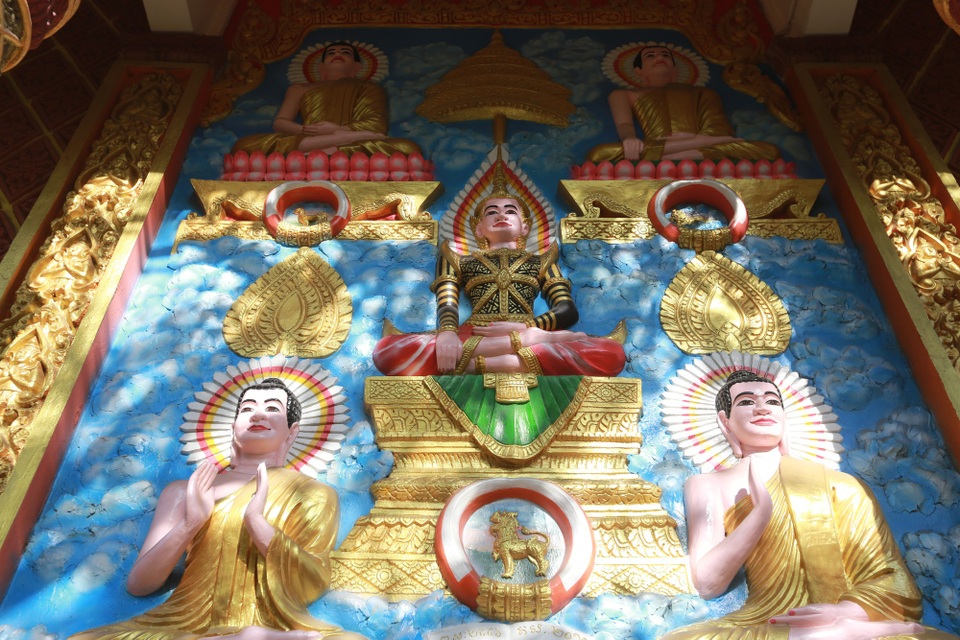 Độc đáo ngôi chùa kiến trúc Khmer đầu tiên ở Sài Gòn - 9
Ngay cửa ra vào chánh điện có những bức phù điêu Đức Phật Thích ca với các kiểu dáng khác nhau, được chạm trổ tinh xảo.