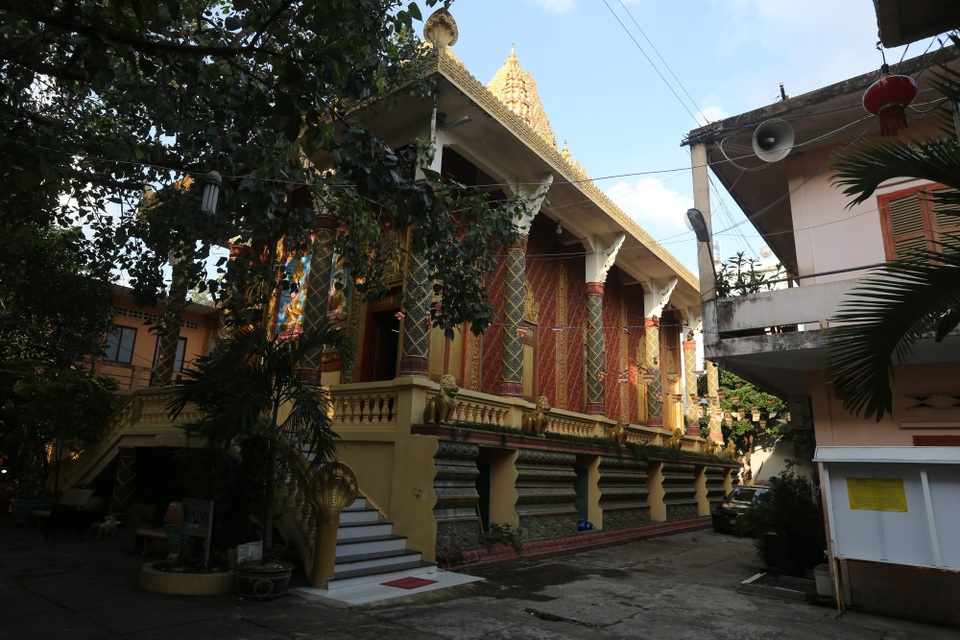 Độc đáo ngôi chùa kiến trúc Khmer đầu tiên ở Sài Gòn - 4 Nơi đây là chốn tu hành của các nhà sư theo trường phái Nam Tông và hầu hết bà con dân tộc Khmer Nam bộ ở Sài Gòn.