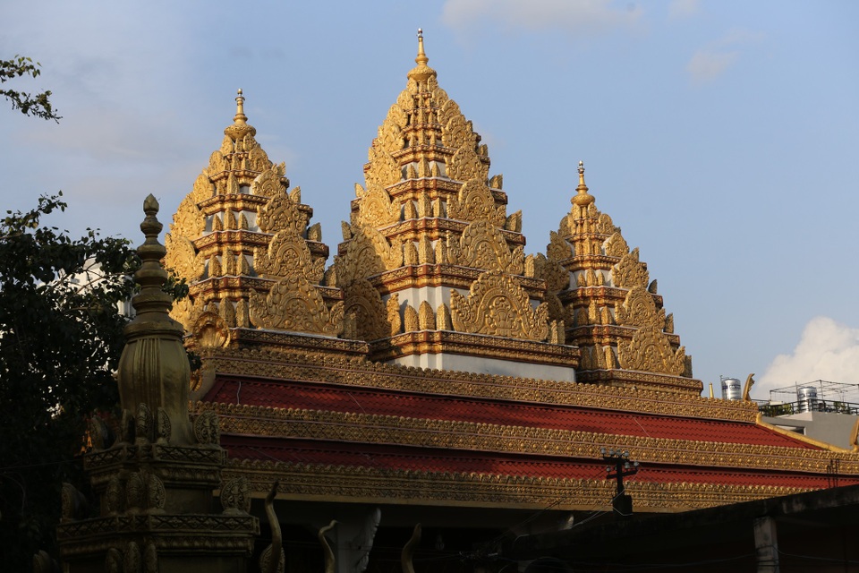 Độc đáo ngôi chùa kiến trúc Khmer đầu tiên ở Sài Gòn - 2 Đỉnh chánh điện là 3 ngọn tháp màu vàng lộng lẫy, là điểm nhấn kiến trúc của ngôi chùa.