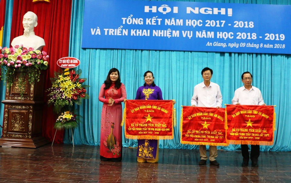 Giám đốc Sở GD-ĐT tỉnh An Giang, bà Trần Thị Ngọc Diểm trao cờ thi đua cho các đơn vị có thành tích hoàn thành xuất sắc nhiệm vụ trong năm học 2017-2018