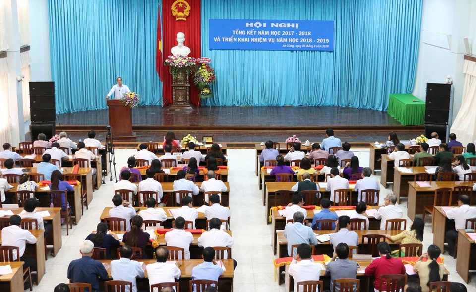 Phát biểu tại Hội nghị, ông Nguyễn Thanh Bình - Phó Chủ tịch UBND tỉnh An Giang chỉ đạo ngành giáo dục cần tăng cường công tác kiểm tra các cơ sở mầm non, tránh bạo hành trẻ và nhất là phối hợp với các ngành không để học sinh bỏ học vì hoàn cảnh khó khăn