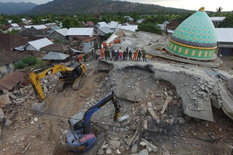 Thảm họa động đất tại Indonesia: Số người chết tăng lên 380 - 5
Khuôn viên nhà thờ Jamiul Jamaah bị đổ sập một phần sau trận động đất. Các lực lượng cứu hộ vẫn tìm kiếm người mất tích bên dưới các đống đổ nát. (Ảnh: Reuters)