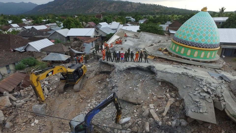 Động đất liên tiếp trên đảo du lịch Indonesia, nhiều nhà cửa bị san phẳng - 3
Lực lượng cứu hộ tìm kiếm các nạn nhân trong các đống đổ nát sau các trận động đất liên tiếp ở đảo Lombok. (Ảnh: Reuters)