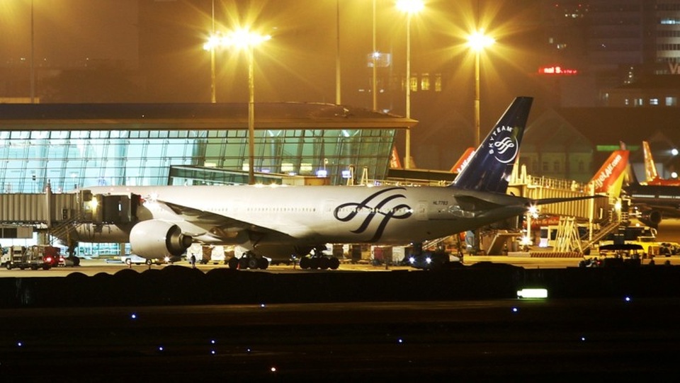 Hệ thống điện trên các đường lăn để thắp sáng các loại đèn chuyên dụng nhằm giúp máy bay di chuyển dễ dàng vào ban đêm.