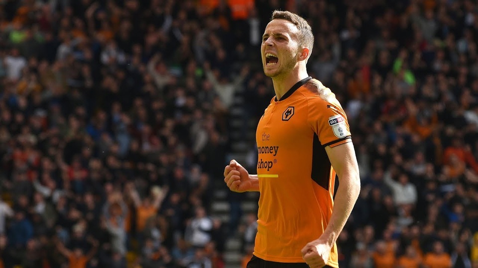 10 ngôi sao trẻ đáng theo dõi nhất Premier League mùa 2018/19 - 9
Cùng với Ruben Neves, Diogo Jota là gương mặt được siêu cò Jorge Mendes giới thiệu sang Wolves. Trong vai trò tiền vệ công, anh đã ghi 17 bàn và đóng góp 6 đường kiến tạo thành bàn ở mùa giải trước. Điều đó khiến Wolves đã chấp nhận chi tiền mua đứt Diogo Jota từ Atletico Madrid.