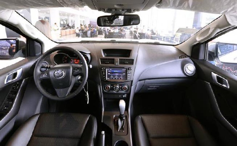 Mazda BT-50 được nhập khẩu trở lại, giá từ 655 triệu đồng - 4 Thiết kế nội thất hầu như không thay đổi trên BT-50 vừa ra mắt.