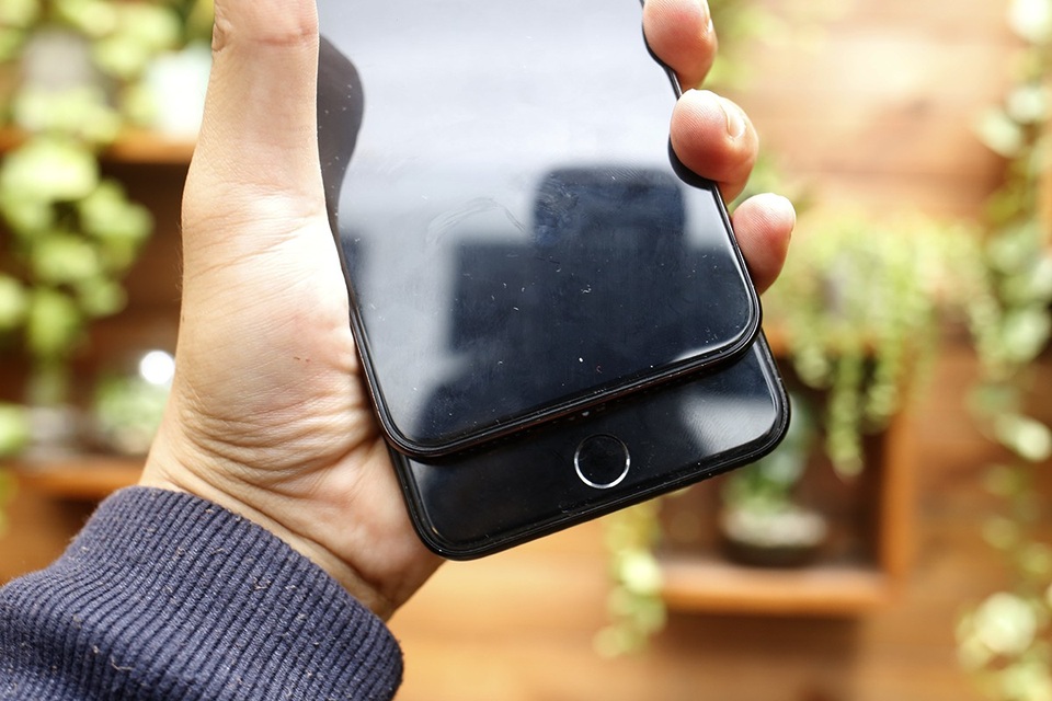 iPhone X Plus chưa ra mắt bất ngờ xuất hiện tại TPHCM - 7 iPhone X Plus bên cạnh iPhone 7 Plus